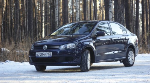 Бързо стана ясно, че тънката верига на Volkswagen не прилича много на моторната верига на стария дизелов Mercedes. Неговият експлоатационен живот се оказа непредвидим (понякога до 50 хиляди километра) и в допълнение беше съчетан с хидравличен обтегач, който правеше проблеми, когато двигателят е изключен.

И този двигател също обичаше да издава странен чукащ звук при превключване. Това доведе до появата на голи петна по цилиндъра. Понякога двигателят продължаваше да издава такива звуци в продължение на десетки хиляди километри без тежки последствия. Но това почукване можеше да подлуди собствениците.

Разбира се, репутацията на Volkswagen беше силно опетнена с появата на не много успешен двигател в много популярна и бюджетна кола - Polo. И въпреки многото промени, направени в дизайна на двигателя през следващите няколко години и дори след появата на серията EA211 с ангренажен ремък, мнозина останаха донякъде резервирани към Volkswagen.
